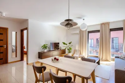 a living room with a white table and chairs at Wygodny Apartament Przy Dworcu in Kraków