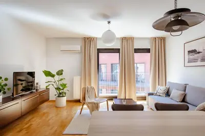 a living room with a couch and a tv at Wygodny Apartament Przy Dworcu in Kraków