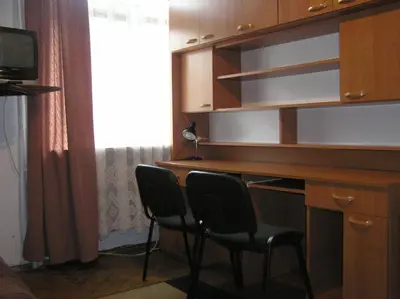 two chairs sitting at a desk in a room at 2d likwi klimatyzacja mieszkanie z kuchnią normalne dwupokojowe in Kraków