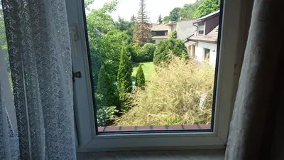 a window with a view of a yard at 2d likwi klimatyzacja mieszkanie z kuchnią normalne dwupokojowe in Kraków