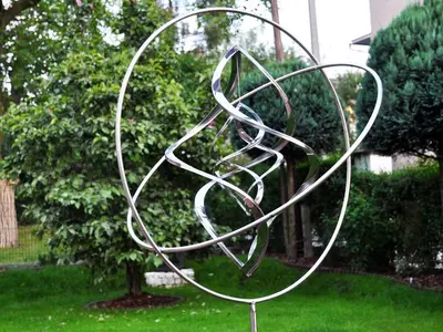a metal sculpture in the grass in a yard at Najlepsze Miejsce - pokoje i apartamenty w Krakowie in Kraków