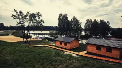 a small house on a platform next to a lake at Gościniec nad Zalewem Sosina in Jaworzno