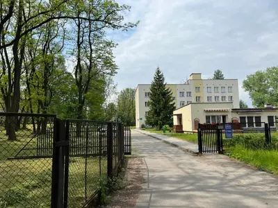 an empty street with a fence and a building at Mieszkaj U Marty in Jaworzno
