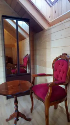 a room with two chairs and a table and a mirror at Cztery Pory Roku pokoje z łazienkami do wynajęcia in Osiek