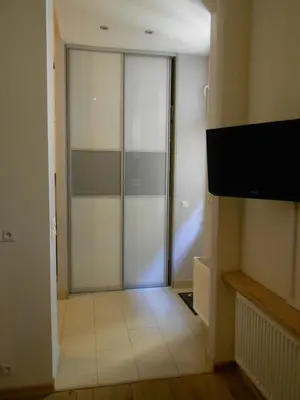 an empty hallway with glass doors in a building at Apartament Berka 9 in Kraków