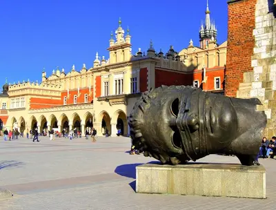 a bronze statue in front of a large building at Apartament Berka 9 in Kraków