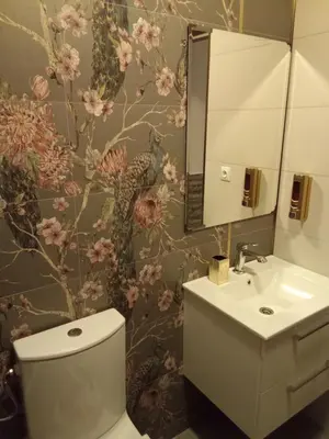 a bathroom with a toilet and a sink at Flamingo in Poręba Żegoty