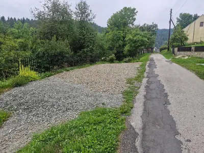 a gravel road with a fence on the side at Gryglówka Noclegi in Zembrzyce