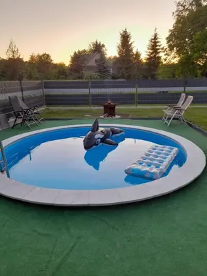 a small pool with an inflatablelatableigator in the middle at Wypoczynek nad Dunajcem in Jurków