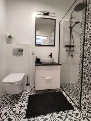 a bathroom with a sink and a toilet and a mirror at Nowoczesny apartament dla par in Kraków