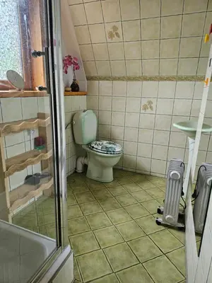a small bathroom with a toilet and a sink at LESNA CHATA - jestesmy 15km od Energylandii, domek wolnostojacy, Beskid Maly in Zagórnik