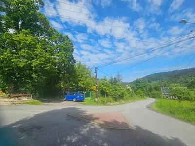 a blue car parked on the side of a road at LESNA CHATA - jestesmy 15km od Energylandii, domek wolnostojacy, Beskid Maly in Zagórnik