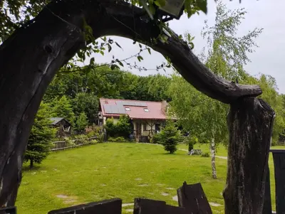 a view of the house from the garden at Małopolskie Swojskie in Olszyny