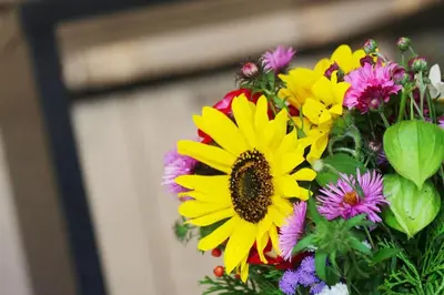 a bouquet of colorful flowers in a vase at Ekskluzywny Apartament w centrum z balkonem i parkingiem in Kraków
