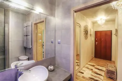 a bathroom with a sink and a mirror at Ekskluzywny Apartament w centrum z balkonem i parkingiem in Kraków