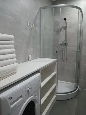 a washing machine in a bathroom with a shower at Apartamenty Oświęcim klimatyzacja air-conditioned in Oświęcim