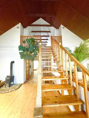 a wooden staircase in a room with wooden floors at Uroczy dom i bezpłatny parking in Mników