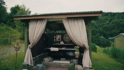 a gazebo with a bath in a garden at RESETówka nr 1 - chatka na odludziu z mega widokami & leśne SPA in Jaszczurowa