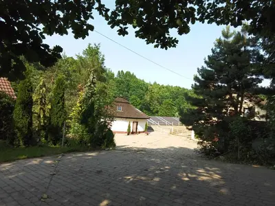 a house in the middle of a driveway at Agroturystyka Premium Cracovia Arabians - Ojcowski Park Narodowy in Maszyce