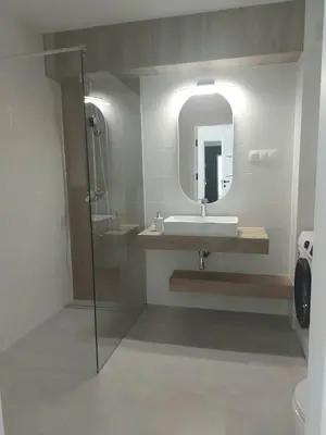a bathroom with a sink and a mirror at Apartament na Osiedlu Zielone Zarabie in Myślenice