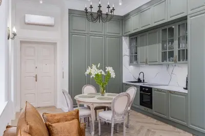 a dining room with a table and chairs and a kitchen at Apartament w Centrum Krakowa 106 in Kraków