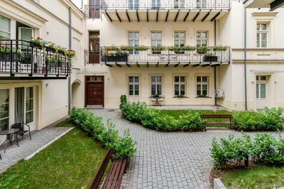 a courtyard of a building with benches and plants at Apartament w Centrum Krakowa 106 in Kraków