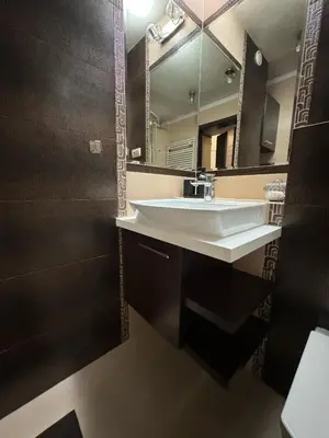 a bathroom with a sink and a mirror at Stylowe studio z parkingiem - 3 minuty od Dworca & Galerii Krakowskiej in Kraków