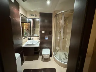 a bathroom with a toilet and a shower and a sink at Stylowe studio z parkingiem - 3 minuty od Dworca & Galerii Krakowskiej in Kraków