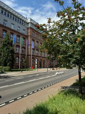 an empty street in front of a building at Stylowe studio z parkingiem - 3 minuty od Dworca & Galerii Krakowskiej in Kraków