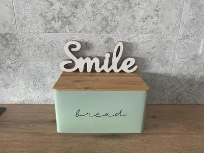 a smile sign sitting on top of a box at Apartament Smile in Tomice