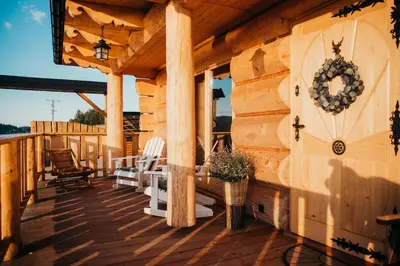 a cabin deck with chairs and a wreath on it at Górskie Tarasy in Rabka