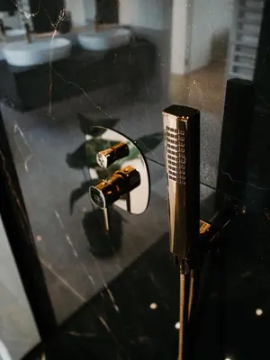 a glass table with a hair dryer and a comb at Penthouse Słoneczna Rapsodia - blisko Parku Zdrojowego - duży taras na dachu - piękny widok - winda - garaż in Rabka