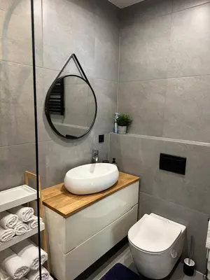 a bathroom with a sink and a mirror and a toilet at Rajskie wzgórze słoikowo in Szczawa