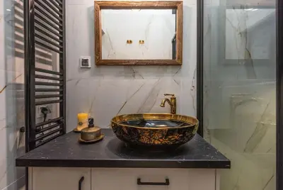 a bathroom with a bowl sink and a shower at Apartament tuż przy Wawelu in Kraków