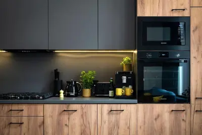 a kitchen with a stove and a microwave at Apartament tuż przy Wawelu in Kraków