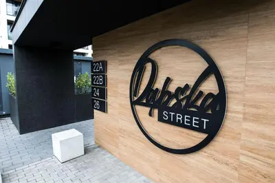 a sign on the side of a building that says wildstreet at Nowoczesny Apartament Dąbska Arena / Parking in Kraków