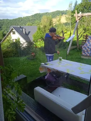 a man standing in a yard with a table at Wypoczynek u Agnieszki in Ochotnica Górna