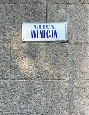 a sign on the side of a brick wall at Krakow Old Town Apartment Jacuzzi - wymeldowanie do 13 in Kraków