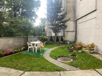 a small garden with a table and chairs in it at Apartament z widokiem na panoramę miasta in Kraków
