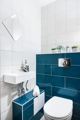 a bathroom with a toilet and a sink at Urok Centrum: Podwójne Piękno in Kraków