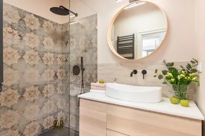 a bathroom with a sink and a mirror at Urok Centrum: Podwójne Piękno in Kraków