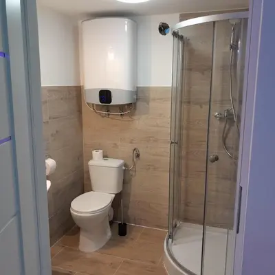 a bathroom with a toilet and a shower at Domek Muchomorek 1km od Energylandii in Zator