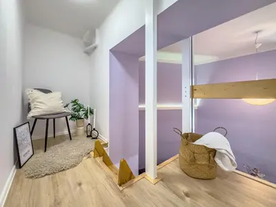 a room with purple walls and a table and a chair at Apartament przy Rynku Długa 23 in Kraków