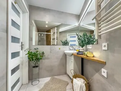 a bathroom with a sink and a mirror at Apartament przy Rynku Długa 23 in Kraków