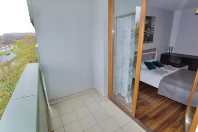 a bedroom with a bed and a mirror at Rodzinny apartament dla sześciu osób z parkingiem prywatnym in Kraków