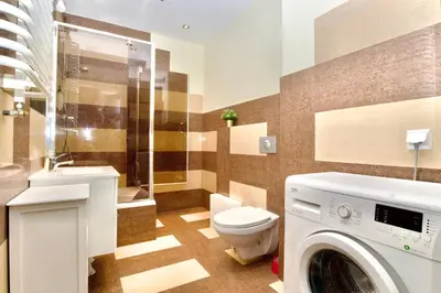 a bathroom with a washing machine and a toilet at Rodzinny apartament dla sześciu osób z parkingiem prywatnym in Kraków