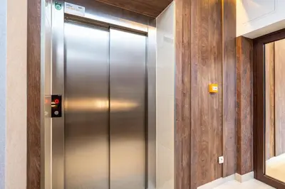 a stainless steel elevator in a room at Hotel i Restauracja Stara Kuźnia in Dobczyce