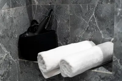 a black holder with two rolls of toilet paper at Malila Premium Apartments Cracow Centre Grzegórzecka 15 in Kraków