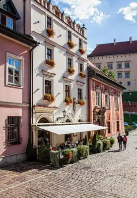 a building with a cafe in front of it at Kanonicza 22 in Kraków