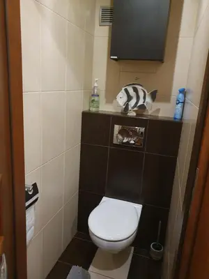 a bathroom with a black and white toilet and a sink at Apartament Daria in Jaworzno